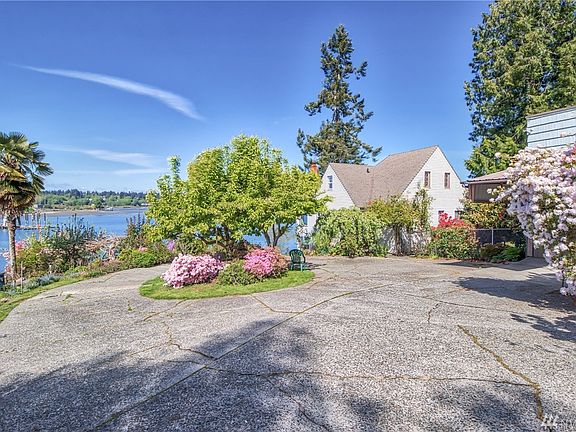 3rd image of 1717 E Bay Dr NE