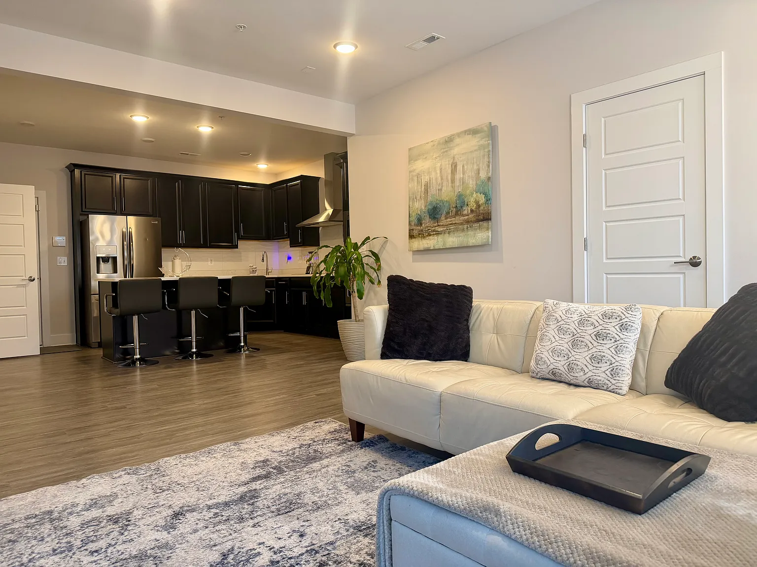 3 bed, 1570 sqft, $2,950 — Photo 2