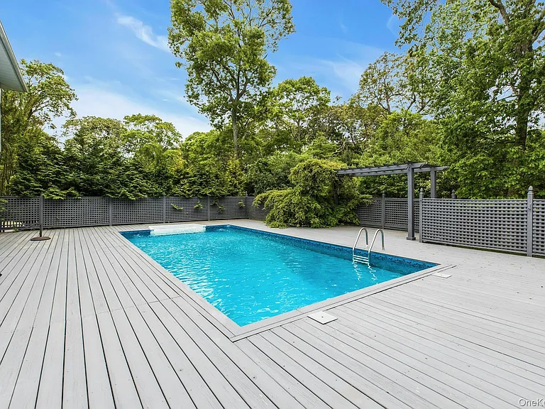 35 Bay Ave W — Photo 32