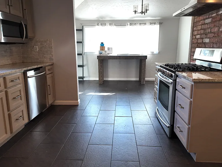 1251 E 31st Ct — Photo 15