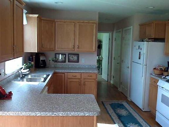2nd image of 75 Island Park Cir