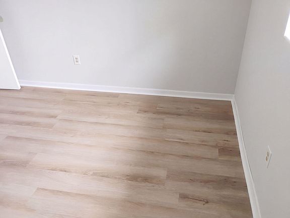 4th image of 141 Chessher Ct