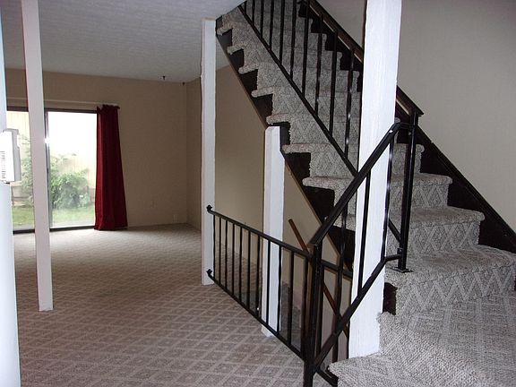 3rd image of 7 Greentree Cir