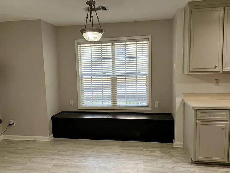 1050 Chapel Hill Dr — Photo 11