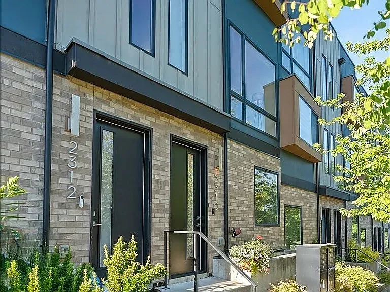 2310 W Newton St — Photo 4