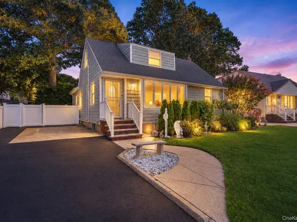 992 Woodcliff Drive, Franklin Square, NY 11010