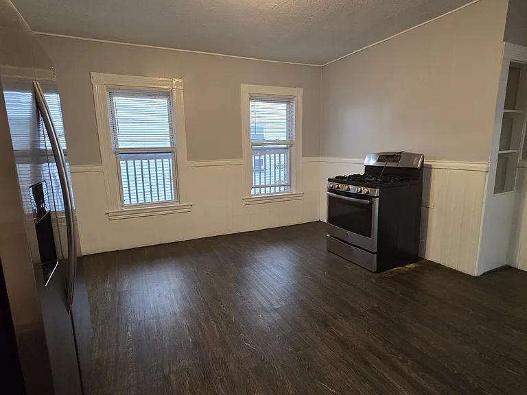 186 Bell St #2 — Photo 2