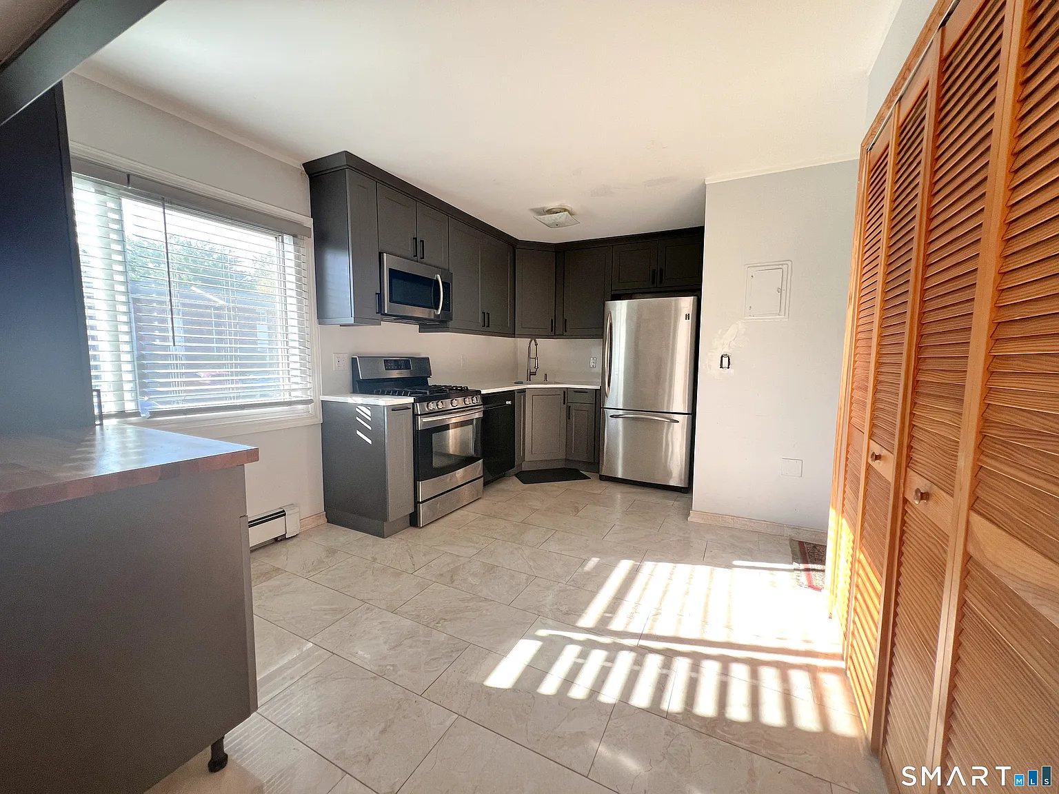 3 bed, 3.0 bath, 1320 sqft, $3,800 — Photo 4