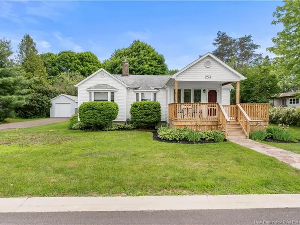 253 Elizabeth St, Shediac, NB E4P 1R4