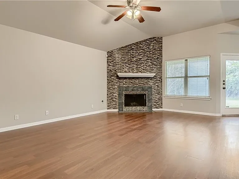 113 Cassandra Dr — Photo 3
