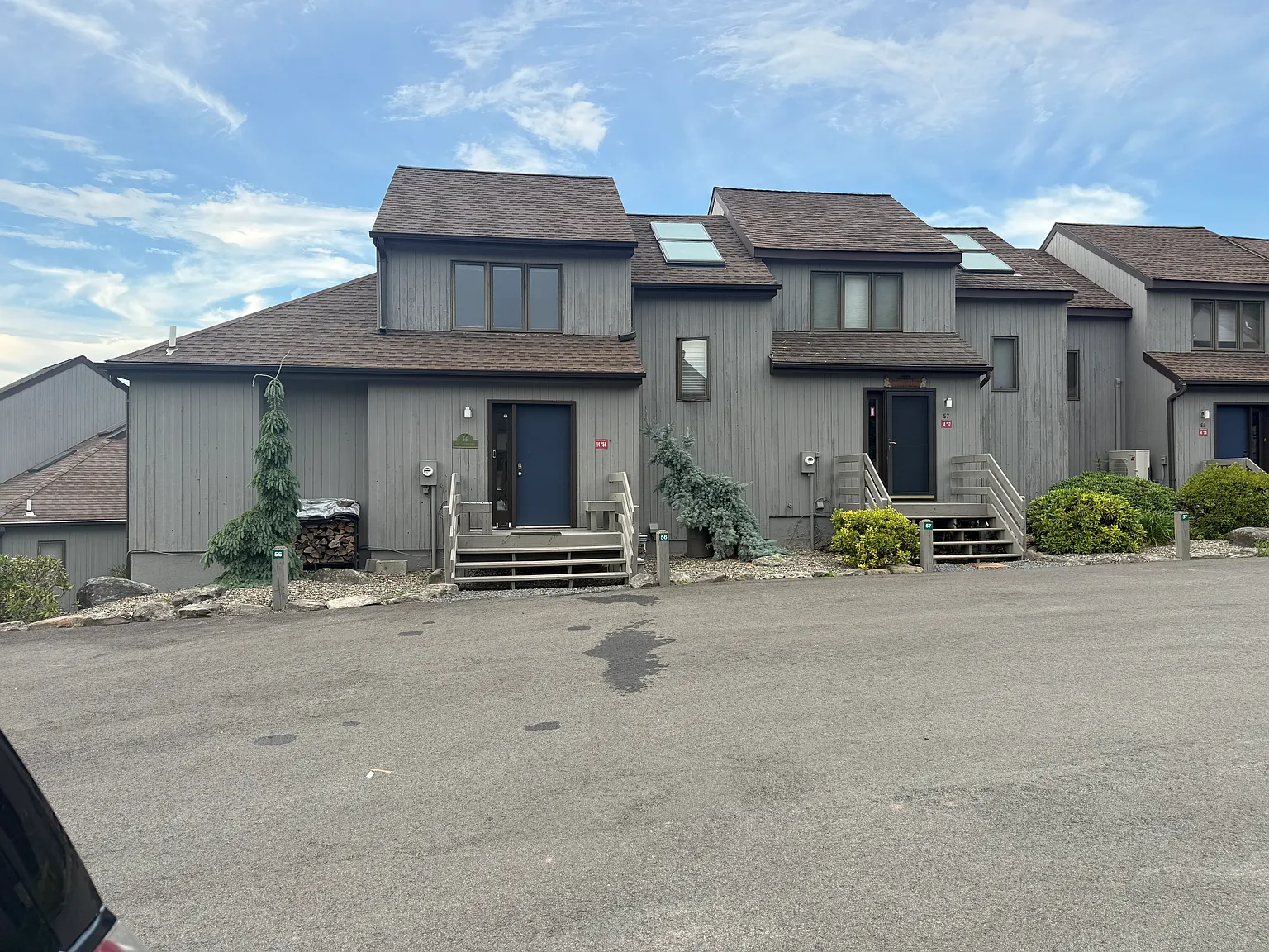 4 bed, 2650 sqft, $9,000 — Photo 1