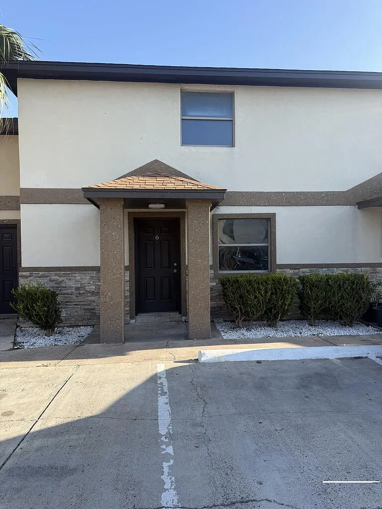 2 bed, 1.0 bath, 1050 sqft, $1,200 — Photo 2
