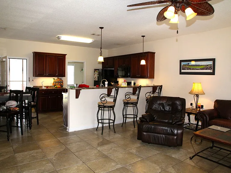 4 Paradise Cv — Photo 1