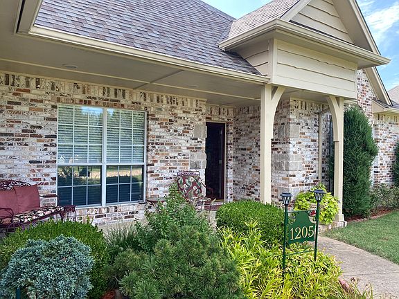 3rd image of 1205 S Mockingbird Ln