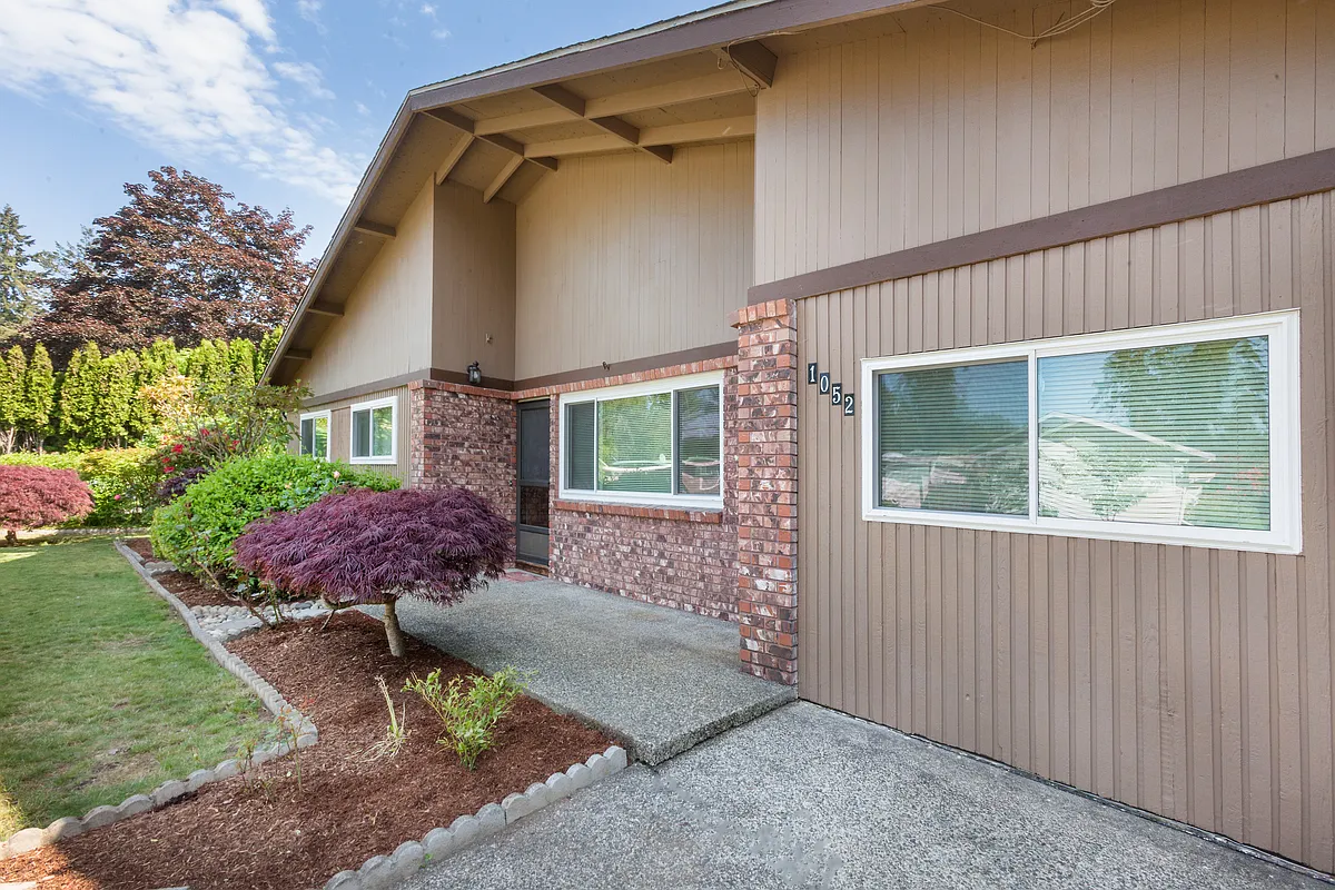 1052 164th Pl NE photo 1
