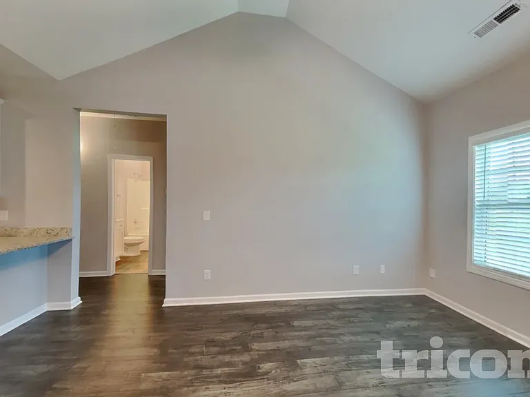 1022 Cyril Dr — Photo 3