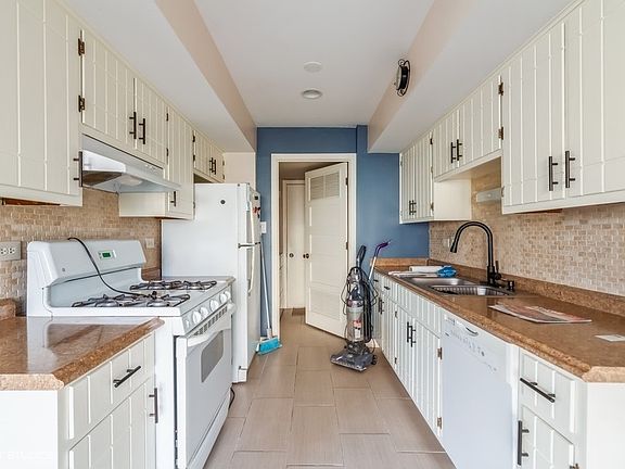 5th image of 9310 142nd St #204