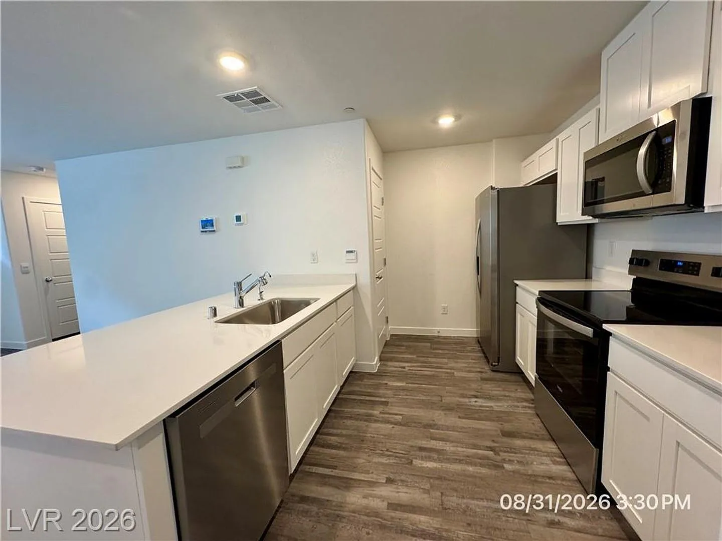 New Cadence Townhome with Quartz Kitchen & Mountain Views — Photo 3