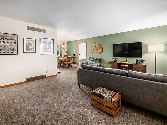 3rd image of 2577 Melane Ave