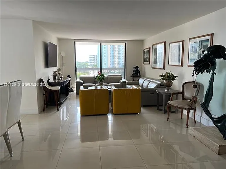 2333 Brickell Ave #812 — Photo 2