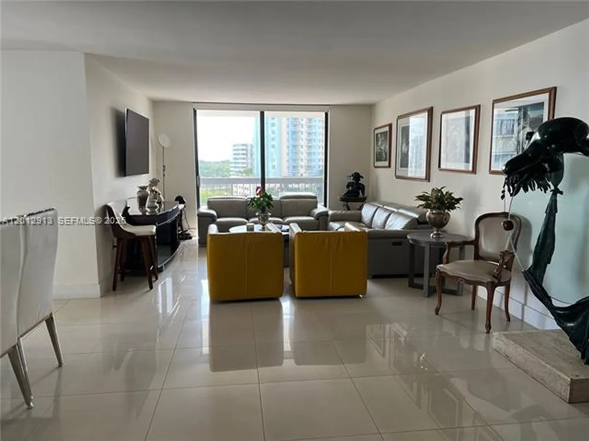 Building Photo - 2333 Brickell Ave #812