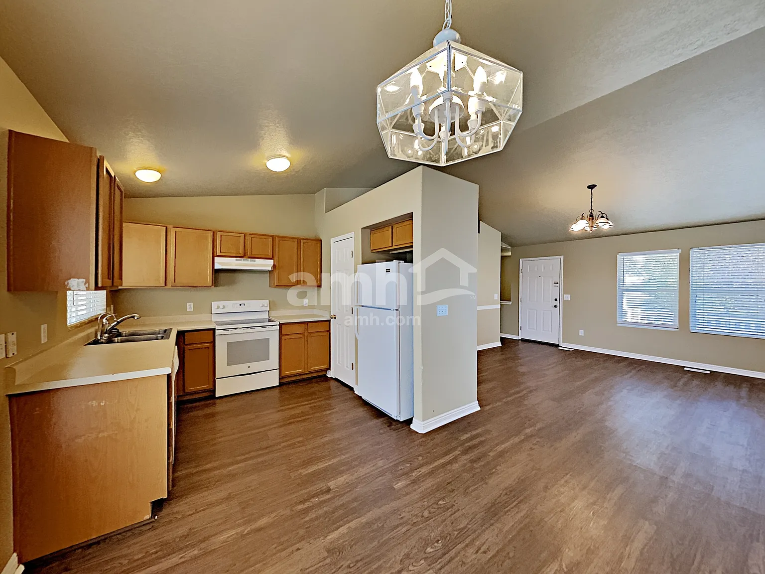 5 bed, 3.0 bath, 2564 sqft, $3,055 — Photo 4