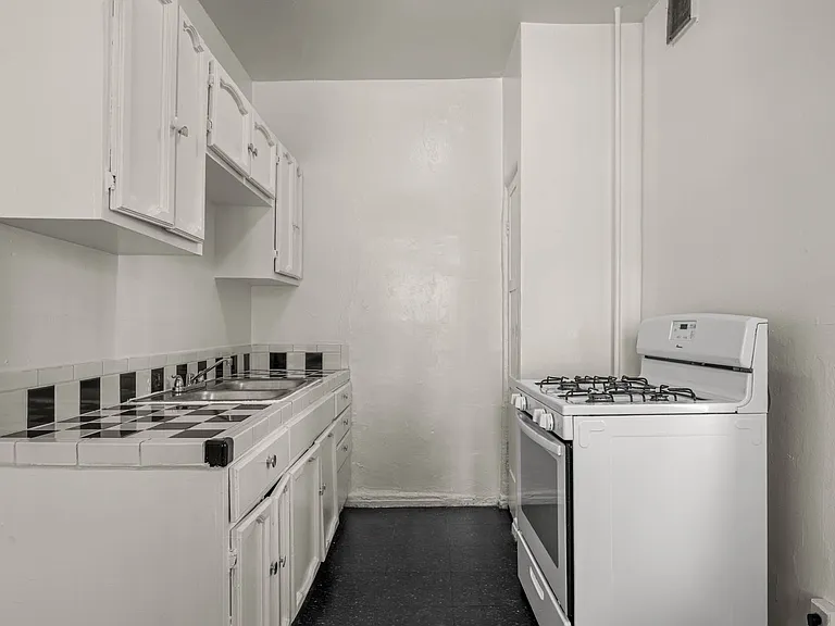 746 S Normandie Ave — Photo 8