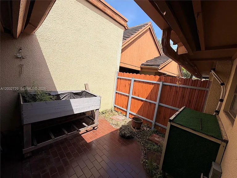 20451 NE 10th Pl — Photo 15