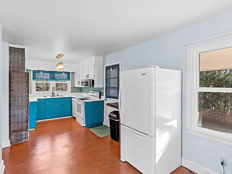 420 Brock St — Photo 3