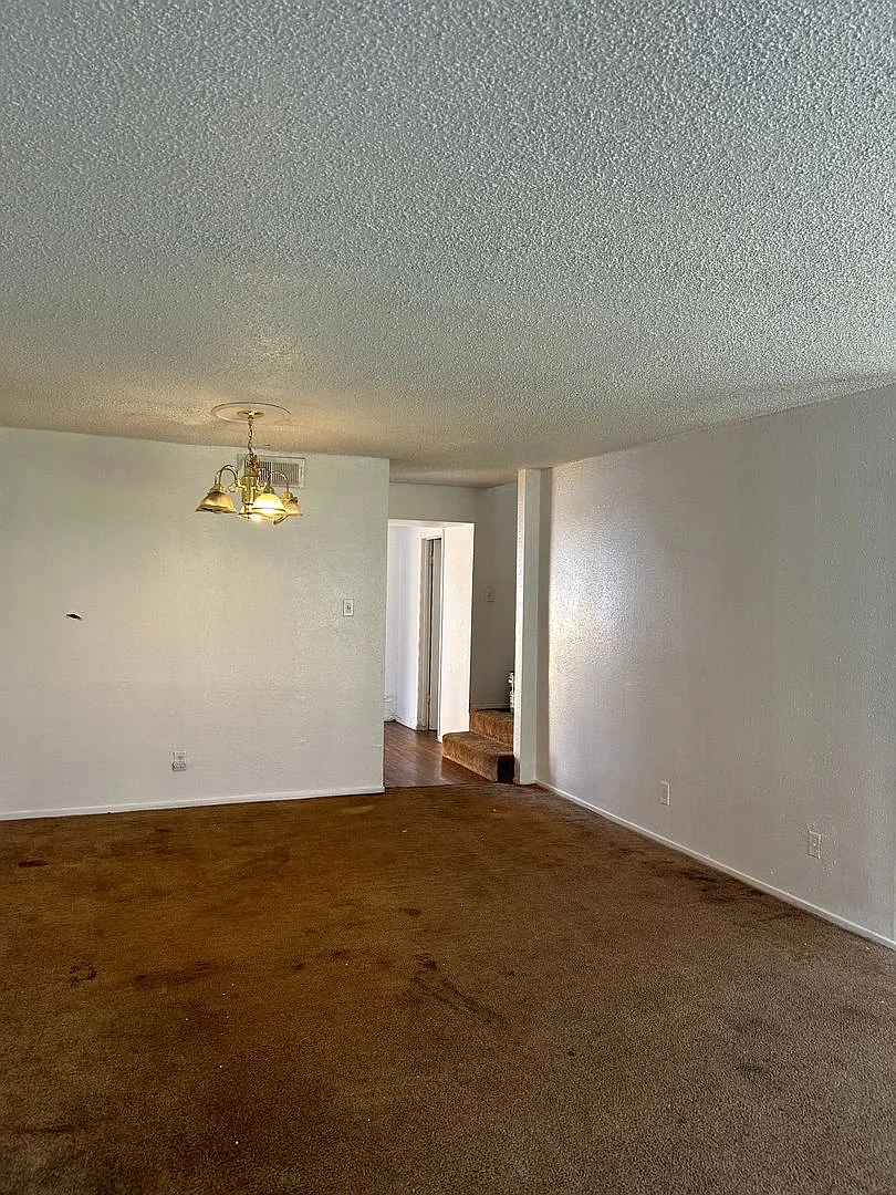 2 story - 2bd/1.5bath townhouse — Photo 4