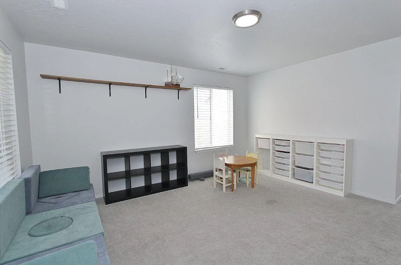 4 bed, 2.5 bath, 1934 sqft, $2,300 — Photo 2