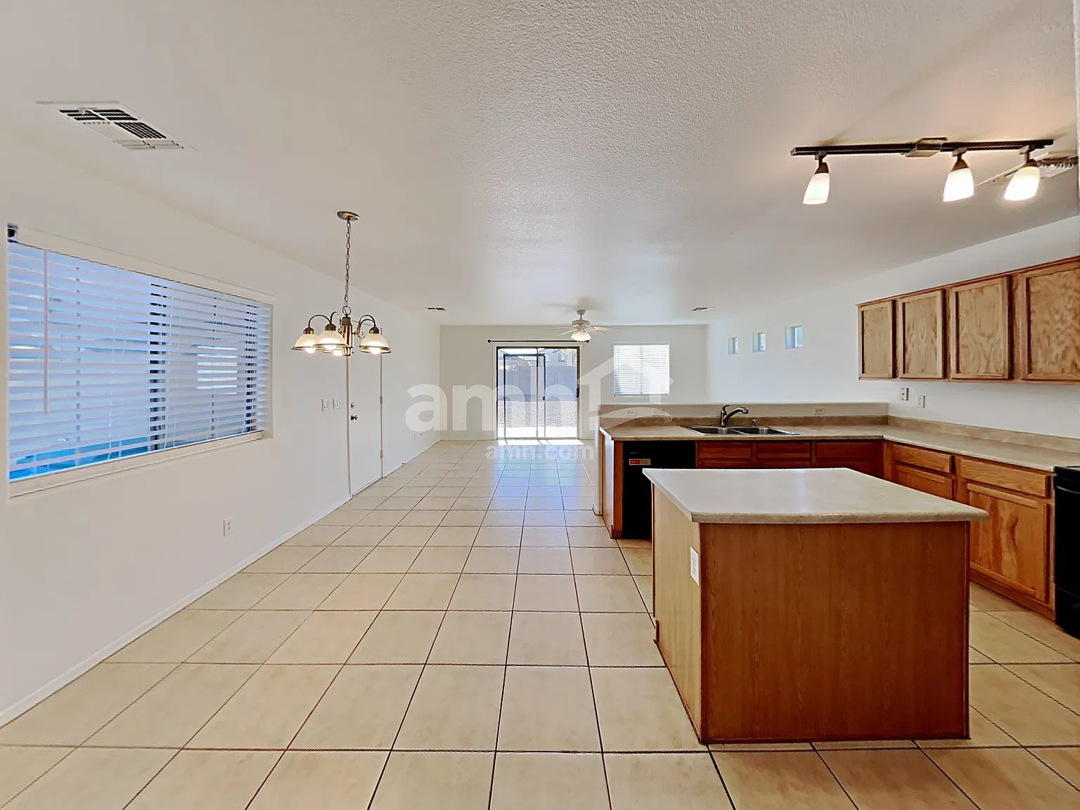 3 bed, 2.5 bath, 2136 sqft, $2,290 — Photo 4