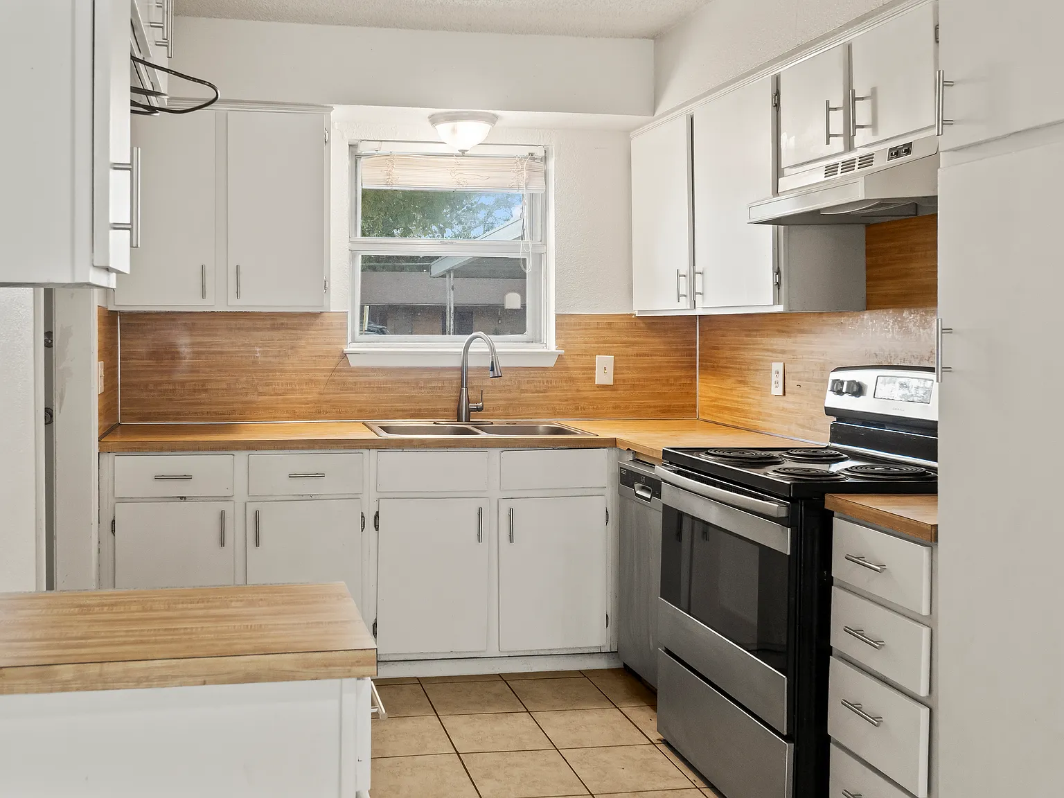 3 bed, 984 sqft, $1,550 — Photo 3