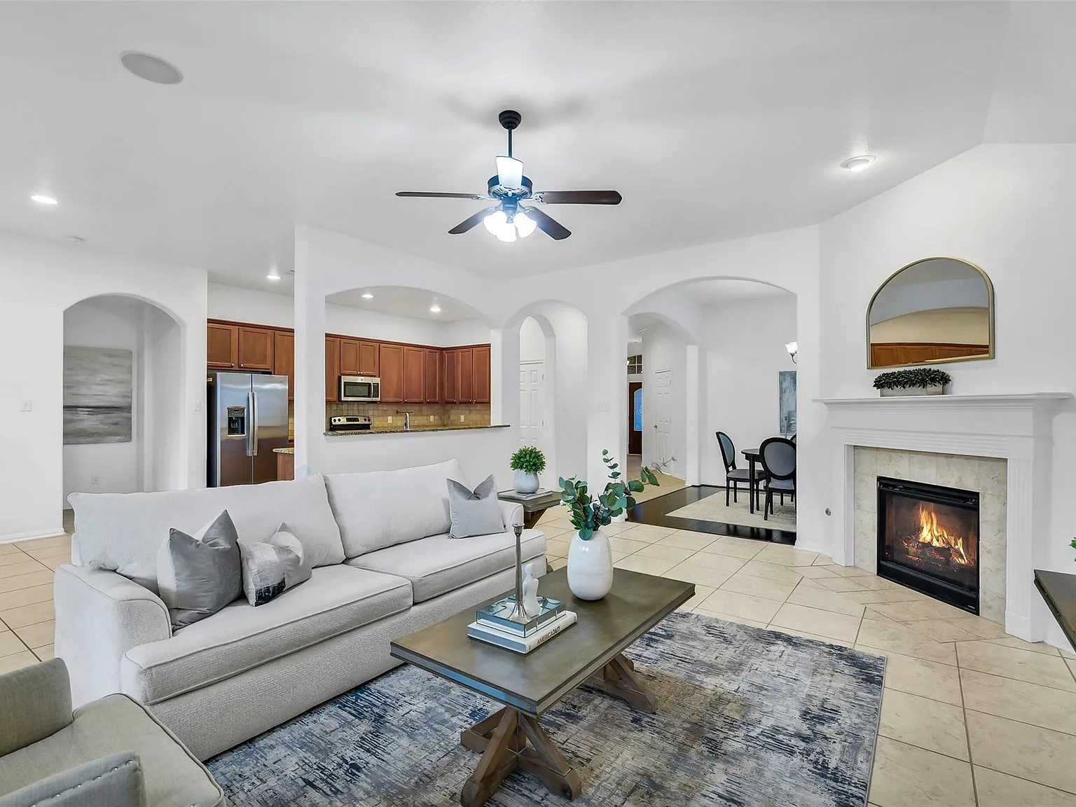 4 bed, 2.0 bath, 2367 sqft, $2,500 — Photo 4