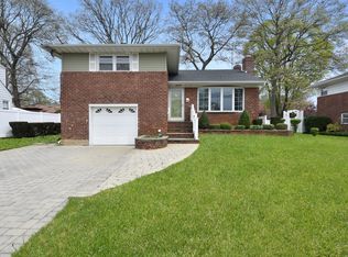 94 Scott St, Massapequa Park, NY 11762