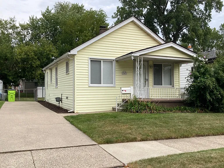 101 E Harwood Ave — Photo 2