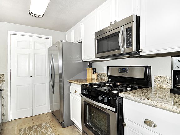 5th image of 31 Hollyhock Ln