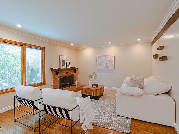 5th image of 42 Northwoods Ln