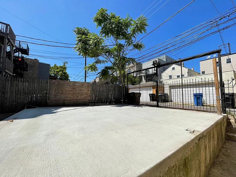 2424 W Iowa St — Photo 14