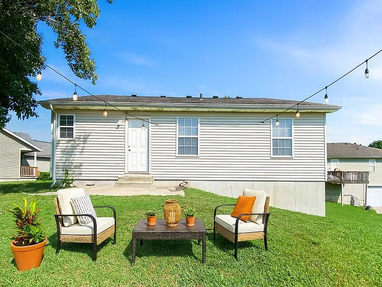 1020 NE Queens Ct — Photo 25