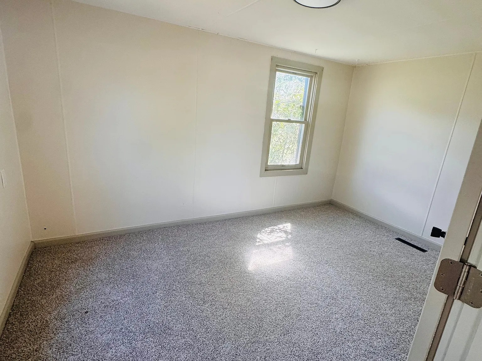 3 bed, 1.0 bath, 1200 sqft, $950 — Photo 4