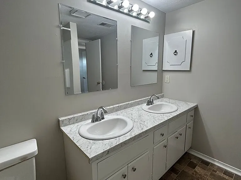 915 N 48th Ave — Photo 17