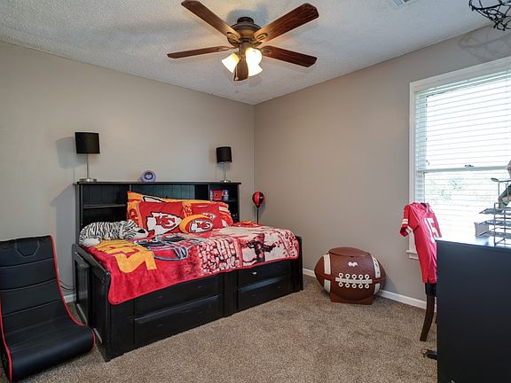 3rd image of 6817 N Corrington Ave