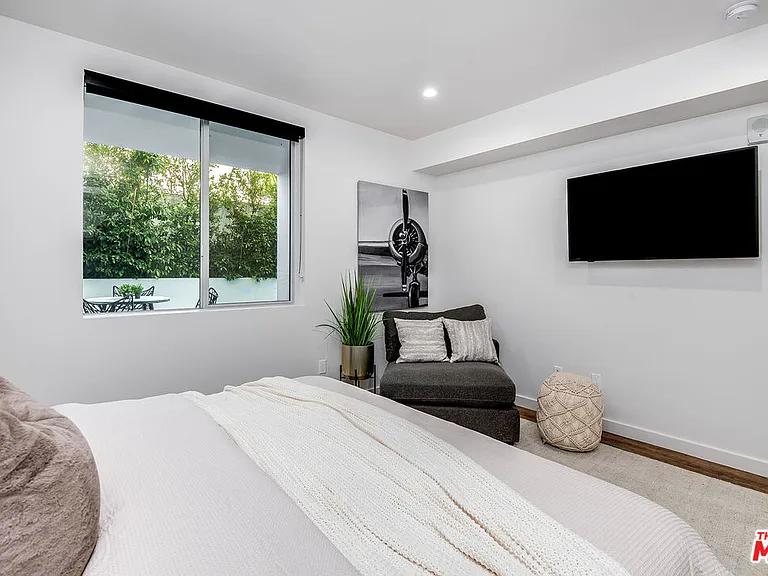 124 S Croft Ave #103 — Photo 16