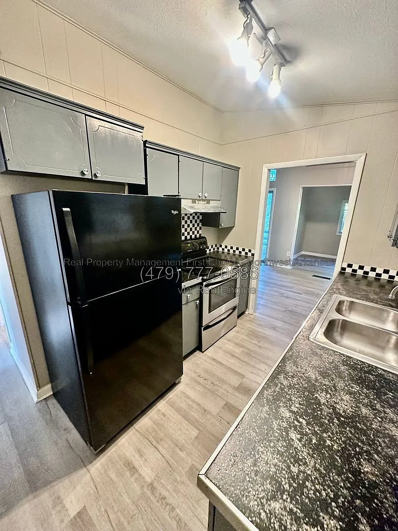 2 bed, 1.0 bath, 1160 sqft, $1,370 — Photo 2