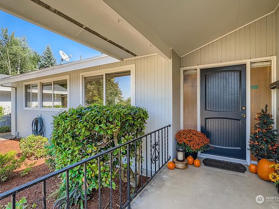 Charming covered front porch to welcome your guests.>