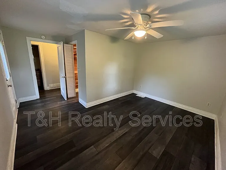 2920 E 5th St — Photo 12
