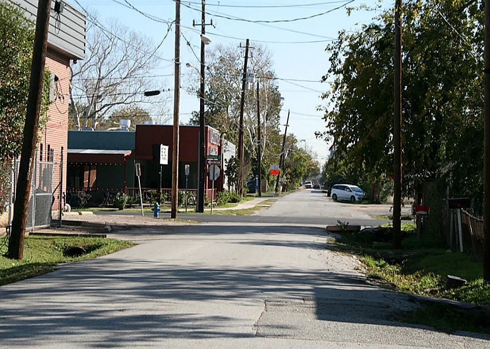  Located between Shepard & Durham, this property is within walking distance of restaurants, shopping & entertainment. Quick access to I-10 and Washington Blvd