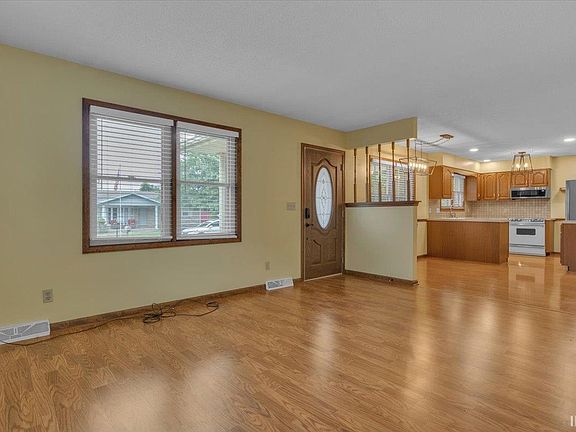 4th image of 404 Southwind Ave