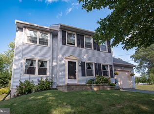 4001 Fox Mill Dr, Upper Chichester, PA 19061